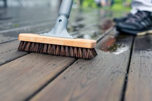 ЧЕТКА ЗА ПОЧИСТВАНЕ НА ТЕРАСА 19 CM с дървена дръжка